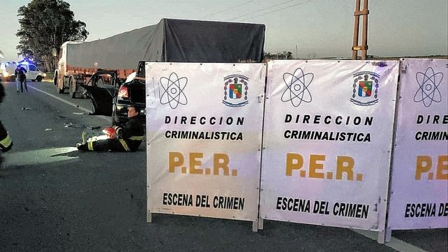 El accidente ocurrió cerca de las 18. Los cinco ocupantes del auto murieron.