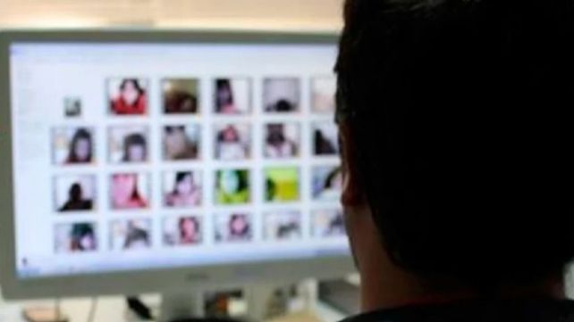 El acusado utilizaba los rostros de sus compañeras y con Inteligencia Artificial (IA) los colocaba en cuerpos desnudos.