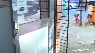La puerta del local donde se produjeron dos robos en 20 días.