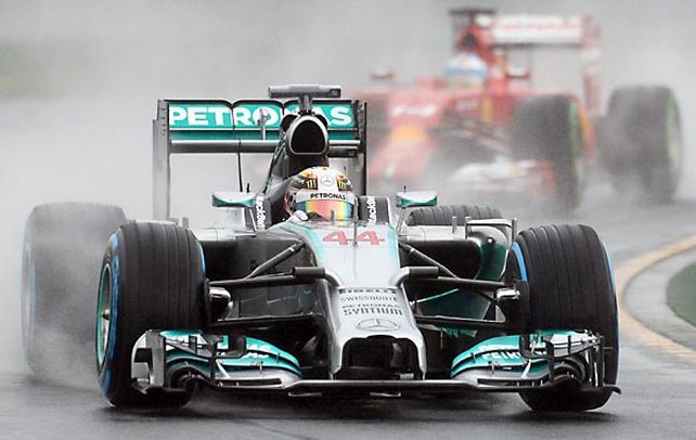 Como pez en el agua. Hamilton conduce delante de Alonso en el momento en que la lluvia arreciaba. Marcó la pole.