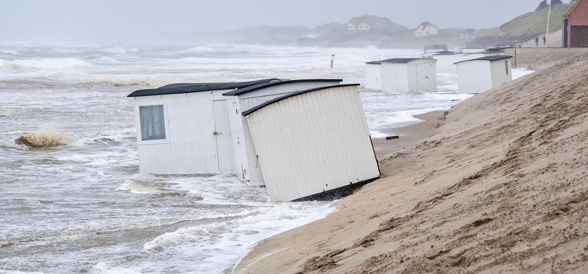 Løkken, Dinamarca. El agua envuelve las cabañas a lo largo de la playa del Mar del Norte después de fuertes vientos y un aumento en el nivel del agua. Fotografía: Ritzau Scanpix/Reuters Løkken, Dinamarca. El agua envuelve las cabañas a lo largo de la playa del Mar del Norte después de fuertes vientos y un aumento en el nivel del agua. Fotografía: Ritzau Scanpix/Reuters