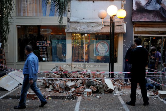 Se desmoronó un balcón en la peatonal