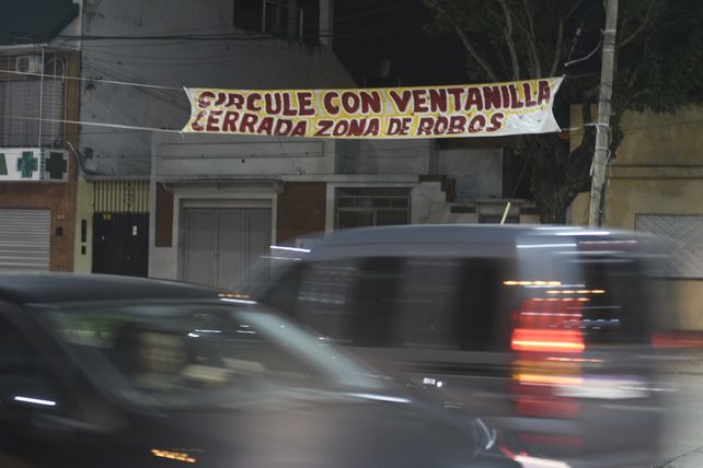 El cartel advierte sobre los robos a los transeúntes.