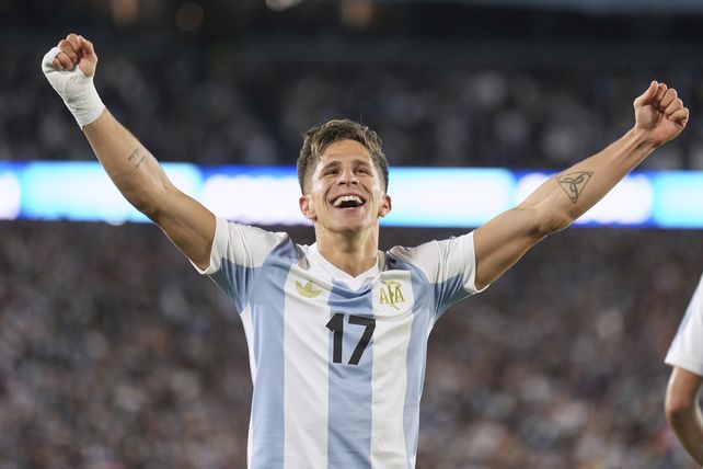 Giuliano Simeone, que comparte equipo con Julián Álvarez, celebra su primer gol con la selección mayor. 