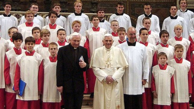 Georg Ratzinger (izquierda) hermano de Benedicto XVI (derecha) dirigió el coro de la catedral de Ratisbona durante 30 años&nbsp;