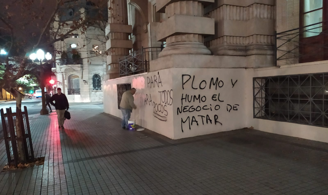 Las pintadas sobre el frente de Gobernación