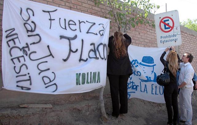 El aguante. Militantes del peronismo sanjuanino hicieron llegar muestras de apoyo al gobernador.