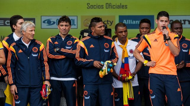 Pekerman y la selección de Colombia fueron recibidos como héroes