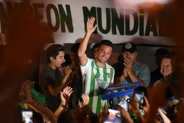 Con la de Matienzo. El DT campeón mundial se calzó la camiseta del club de origen, el que ahora llevará su nombre.