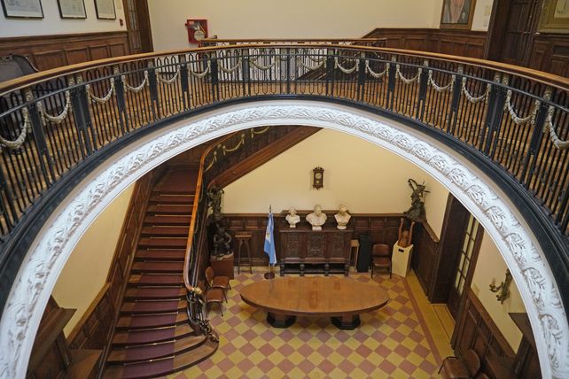 Sótanos secretos, morgues y fantasmas: historias del Concejo Municipal