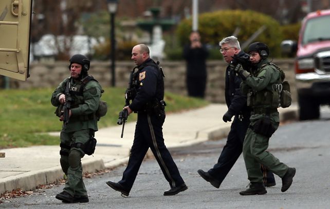 Policías y fuerzas especiales rodean la vivienda donde se encontaría el tirador. (Foto: AP)