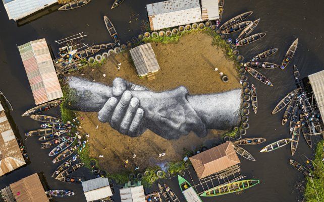 Una vista aérea muestra un fresco landart gigante del artista franco-suizo Saype, pintado para el décimo paso de su proyecto mundial