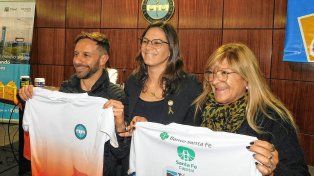 Andrés Abramovich, Lucía Persoglia y María Gabriela Farías con la remera oficial del maratón.