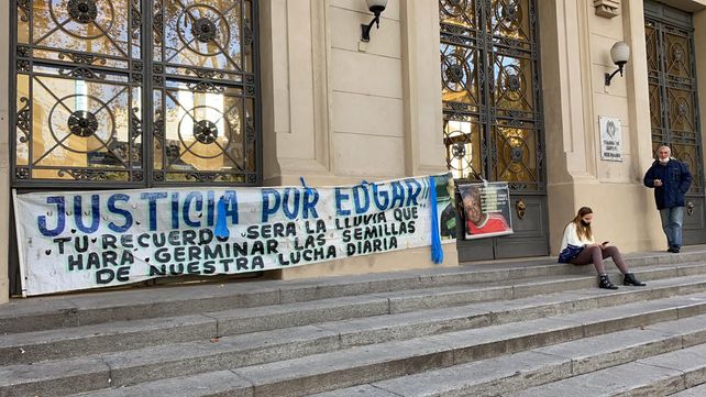 Familiares de un comerciante asesinado en Baigorria se encadenaron en la Gobernación