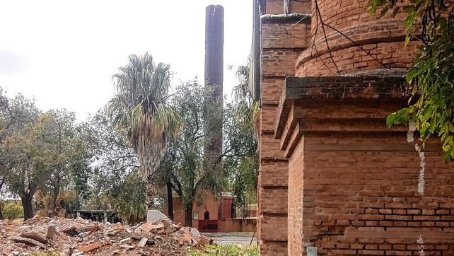 Toma Vieja. Edificios de una arquitectura clásica muy al borde de las barrancas y con riesgos de derrumbe.