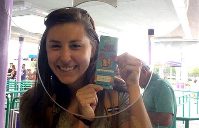 Halló un ticket que su papá compró hace 22 años para ir a Disney y se llevó una sorpresa
