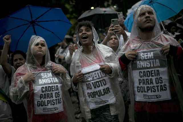 Tras el intento de golpe, manifestantes salieron a las calles con carteles que dicen (en portugués) 