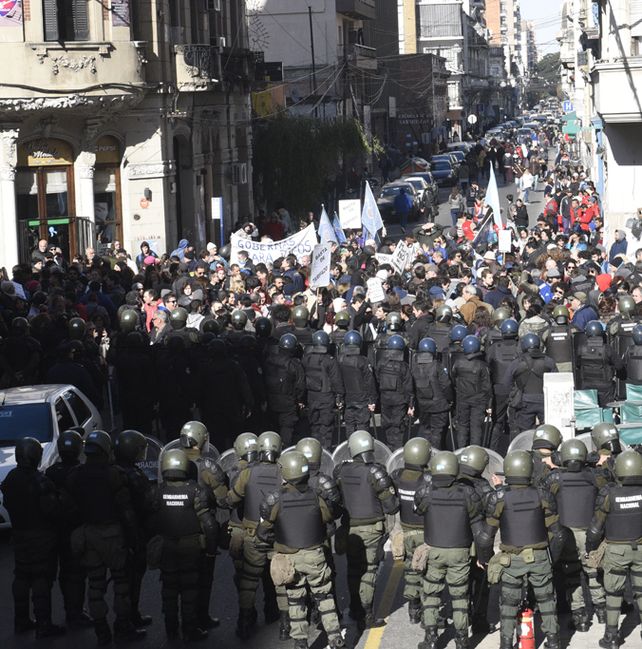Contraste. Un nutrido pelotón de gendarmes evitó marchas opositoras.