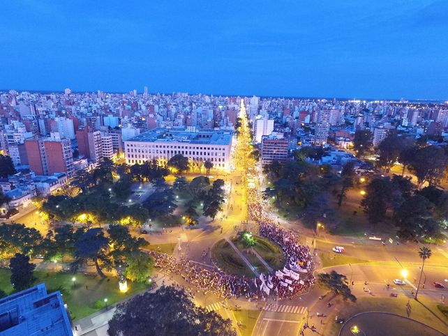 La impactante imagen de la marcha por avenida Pellegrini.
