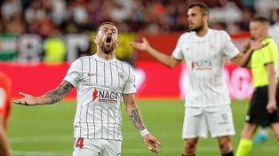 Papu Gómez termina en Sevilla una temporada de desilusión