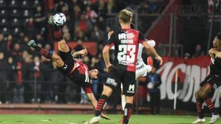 Méndez ensaya una pirueta bárbara y empatará el partido. Newells cerró invicto ante Audax Italiano gracias a esta última bola.