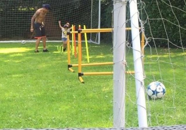 El tierno video de Marcos Rojo jugando con su hija en el jardín