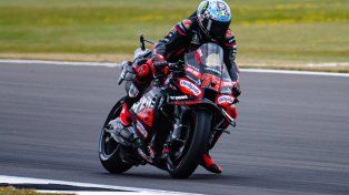 Bezzecchi brilló bajo la lluvia en el MotoGP y se llevó el triunfo en Gran Bretaña