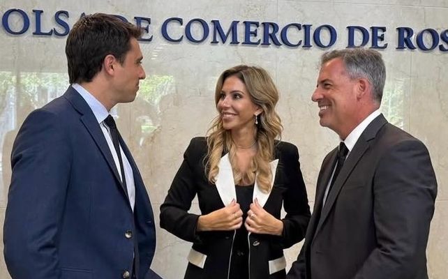 El concejal Juan Pedro Aleart y la diputada nacional Romina Diez junto a Marcos Peyrano, apoderado de LLA de Santa Fe.