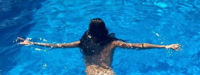 La morocha calentó las redes con su desnudo en una pileta.&nbsp;