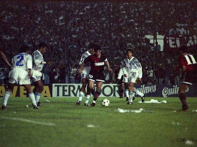 Con la leprosa. Diego el día que jugó su primer partido ante una multitud de hinchas.