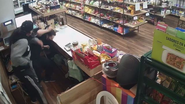 El delincuente pasó detrás del mostrador del minimarket y golpeó e hirió con un objeto punzante al empleado.