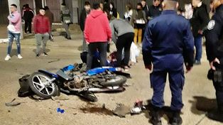 Concordia: la moto quedó destrozada en la esquina semaforizada.