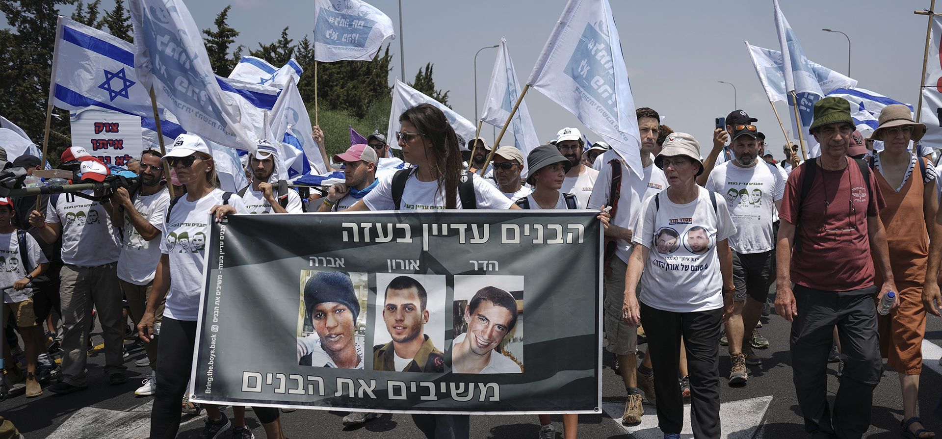 Partidarios y familiares del soldado israelí Hadar Goldin, asesinado durante el conflicto de 2014 en la Franja de Gaza, marchan y piden la devolución de sus restos y el regreso de otros israelíes retenidos en Gaza a Israel, cerca del kibutz Yad Mordechai cerca del israelí Frontera de Gaza, viernes 4 de agosto de 2022. 
