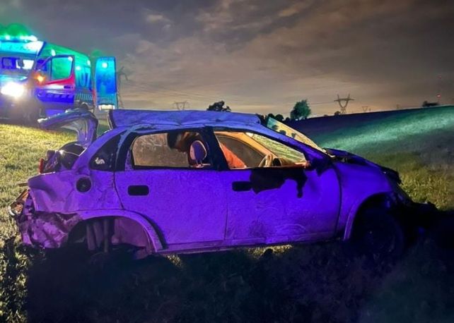 Funes: perdió el control de auto y terminó en el cantero central de la autopista