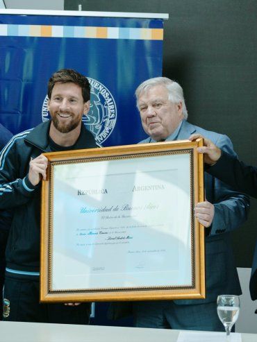 Messi recibió el doctorado Honoris Causa de la Universidad de Buenos Aires