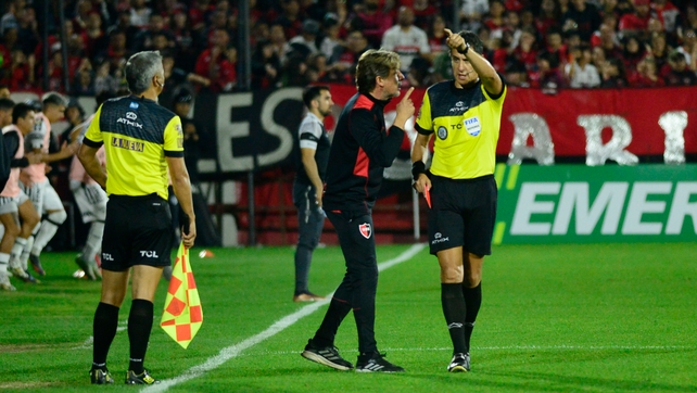 Pablo Echavarría echa a Gabriel Heinze en el partido entre Newells y Central Córdoba. El línea Julio Fernández