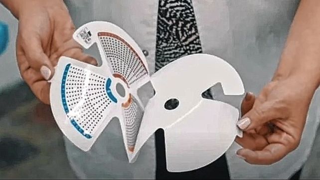 Este dispositivo. Es un termómetro de contacto de alta precisión y permite ver los cambios de temperatura de la mama.