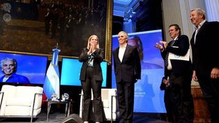 Jairo, el cantautor nacido en Cruz del Eje, fue homenajeado en el Congreso de la Nación por su trayectoria.&nbsp;