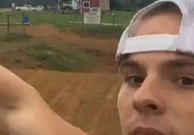 Se sacó una selfie y terminó en el hospital: así lo aplastó una moto