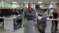 Sophia fue adaptada para ayudar a los enfermos de Covid-19 que requieren confinamiento. Sophia fue adaptada para ayudar a los enfermos de Covid-19 que requieren confinamiento.