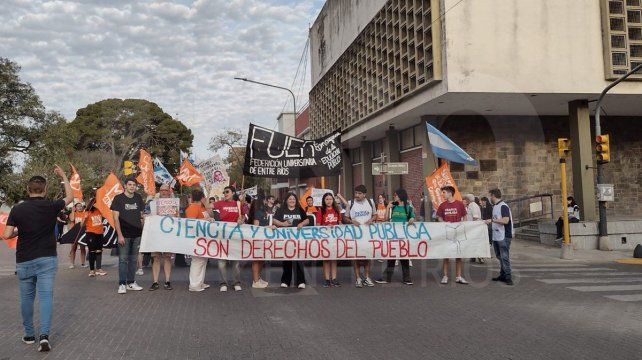 Miles de personas marcharon al centro cívico de Paraná en rechazo del veto a la Ley Financiamiento Universitario y a la Emergencia Pediátrica.