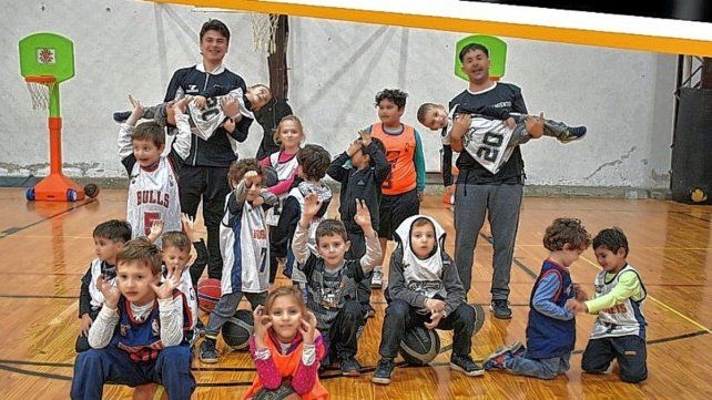 Los chicos del básquet de Estudiantes presentes.