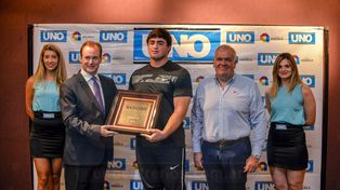 Nazareno Sasia. Recibió el premio de manos del Gobernador, Gustavo Bordet y el Gerente General de UNO, Alejandro Cartasso.&nbsp;