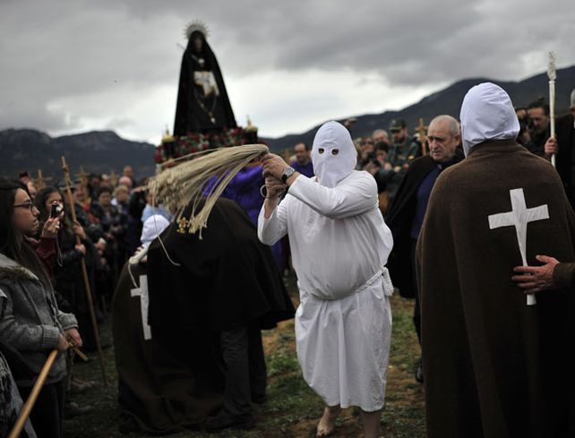 La lirtugia del Viernes Santo enciende el espíritu cristiano alrededor del mundo