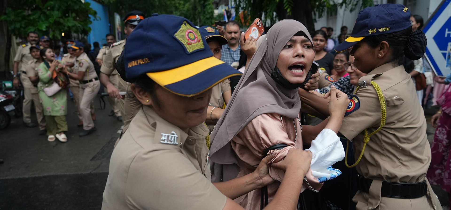 Agentes de policía detienen a simpatizantes del Partido Janata de la Cucaracha durante una protesta que exigía la dimisión del ministro de Educación de la India en Bombay, India, el lunes 20 de julio de 2026. (Foto AP/Rafiq Maqbool) Agentes de policía detienen a simpatizantes del Partido Janata de la Cucaracha durante una protesta que exigía la dimisión del ministro de Educación de la India en Bombay, India, el lunes 20 de julio de 2026. (Foto AP/Rafiq Maqbool)