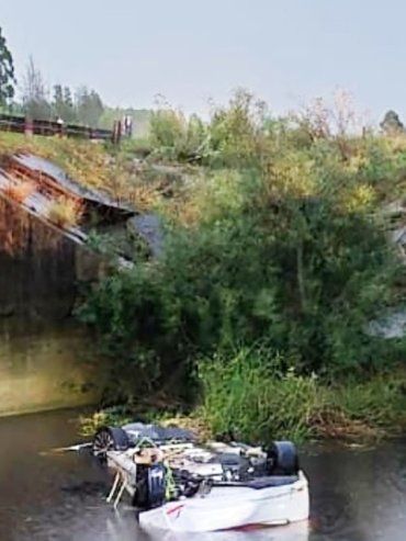 Ruta 14: un auto cayó desde un puente bajo lluvia torrencial