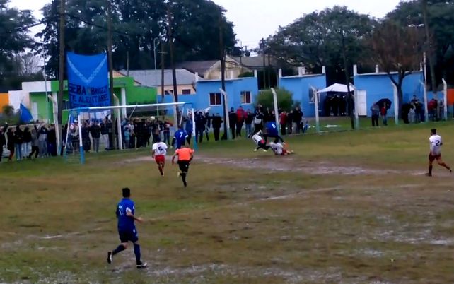 El manual del contraataque: con la cancha embarrada, convirtió un gol de antología