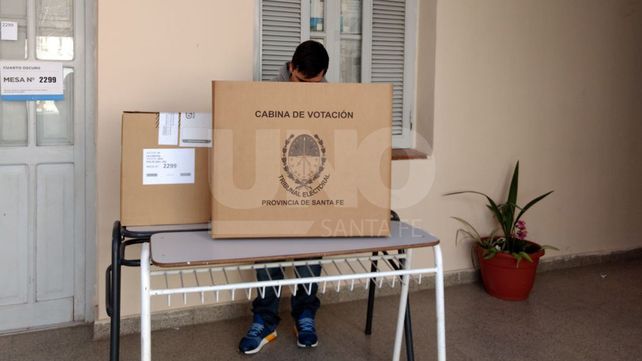 En un domingo soleado, los primeros santafesinos concurren a las urnas