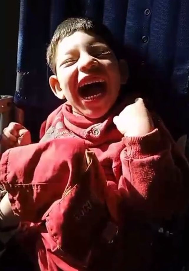 Tomi es un niño muy alegre que pudo superar pronósticos adversos y ahora buscará mejorar su condición con el tratamiento en México.