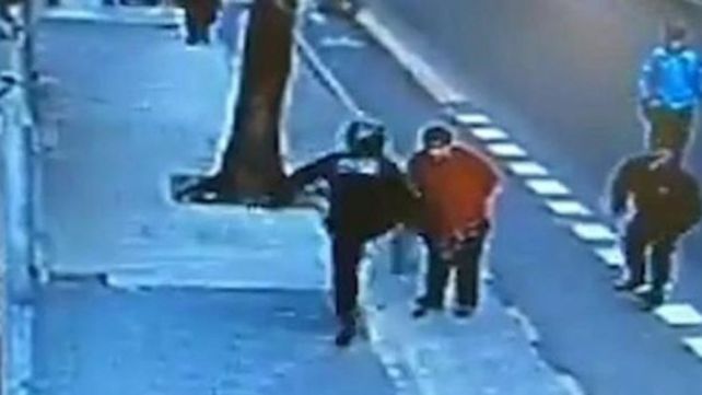 Demencial. El oficial se bajó de su moto